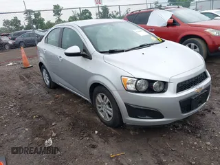 2014 Chevrolet Sonic LT z VIN 1G1JC5SH7E4131057, wystawiony jako IAAI lot #42468937 z przebiegiem 33 958 mil mil oraz . Historia ofert i sprzedaży dostępna na DreamBid. Obrazek 1.