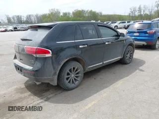 2011 Lincoln MKX z VIN 2LMDJ8JKXBBJ25280, wystawiony jako IAAI lot #42108397 z przebiegiem 156 209 mil mil oraz . Historia ofert i sprzedaży dostępna na DreamBid. Obrazek 4.