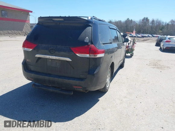 2011 Toyota Sienna XLE with VIN 5TDDK3DC8BS011975, listed as a IAAI auction lot 42112522 with 124,251 mi miles. Bid and sale history available at carsss.com. Image 4.