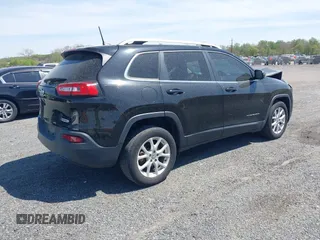 2017 Jeep Cherokee Latitude z VIN 1C4PJLCB1HW596240, wystawiony jako IAAI lot #42092862 z przebiegiem 105 087 mil mil oraz . Historia ofert i sprzedaży dostępna na DreamBid. Obrazek 4.