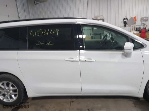 2022 Chrysler Pacifica Touring L with VIN 2C4RC1BG3NR178111, listed as a IAAI auction lot 41572149 with 54,919 mi miles. Bid and sale history available at carsss.com. Image 13.