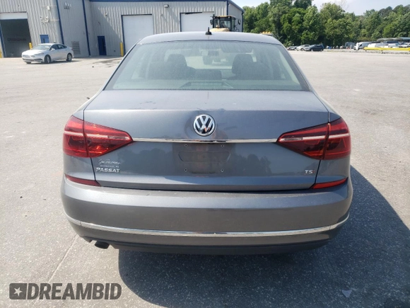 2017 Volkswagen Passat S z VIN 1VWAT7A38HC056059, wystawiony jako Copart lot #57657135 z przebiegiem 117 504 mil mil oraz Szkoda całkowita • Salvage title. Historia ofert i sprzedaży dostępna na DreamBid. Obrazek 6.