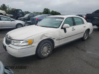 2000 Lincoln Town Car Signature z VIN 1LNHM82W5YY938933, wystawiony jako Copart lot #57205635 z przebiegiem 101 037 mil mil oraz Szkoda całkowita • Salvage title. Historia ofert i sprzedaży dostępna na DreamBid. Obrazek 1.