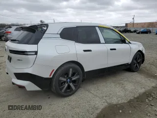 2025 BMW iX xDrive50 z VIN WB523CF09SCU44676, wystawiony jako Copart lot #47785405 z przebiegiem 18 mil mil oraz Tytuł czysty. Historia ofert i sprzedaży dostępna na DreamBid. Obrazek 3.