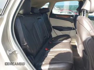 2015 Lincoln MKC z VIN 5LMCJ2A96FUJ47386, wystawiony jako IAAI lot #41525018 z przebiegiem 97 670 mil mil oraz . Historia ofert i sprzedaży dostępna na DreamBid. Obrazek 8.