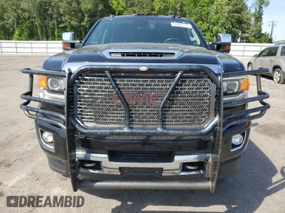 2017 GMC Sierra 2500HD Denali z VIN 1GT12UEY4HF203003, wystawiony jako Copart lot #55095115 z przebiegiem 172 926 mil mil oraz Szkoda całkowita • Salvage title. Historia ofert i sprzedaży dostępna na DreamBid. Obrazek 5.