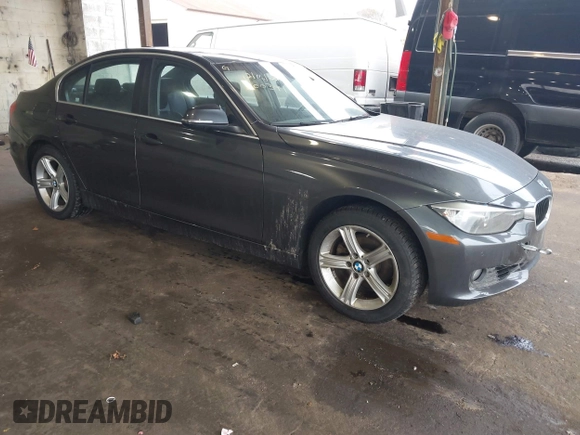 2015 BMW 3 Series 328i xDrive z VIN WBA3B3G58FNR85943, wystawiony jako IAAI lot #41721614 z przebiegiem 95 997 mil mil oraz . Historia ofert i sprzedaży dostępna na DreamBid. Obrazek 1.