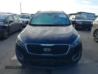2017 Kia Sorento LX z VIN 5XYPG4A53HG199627, wystawiony jako IAAI lot #41199694 z przebiegiem 90 155 mil mil oraz . Historia ofert i sprzedaży dostępna na DreamBid. Obrazek 13.