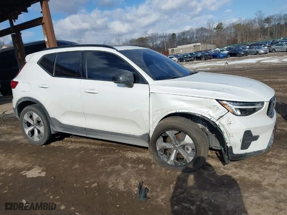2024 Volvo XC40 Core Bright Theme with VIN YV4L12UK0R2260737, listed as a IAAI auction lot 41433709 with 20,984 mi miles. Bid and sale history available at carsss.com. Image 6.