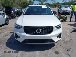 2025 Volvo XC40 Plus Dark Theme с VIN YV4L12UC2S2451557, выставлен на аукционе IAAI как лот 42136456 с пробегом 3 796 миль миль и . История ставок и продаж доступна на DreamBid. Изображение 12.