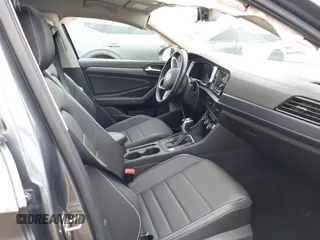2024 Volkswagen Jetta SE z VIN 3VW7M7BU9RM011999, wystawiony jako IAAI lot #42697218 z przebiegiem 47 078 mil mil oraz . Historia ofert i sprzedaży dostępna na DreamBid. Obrazek 5.