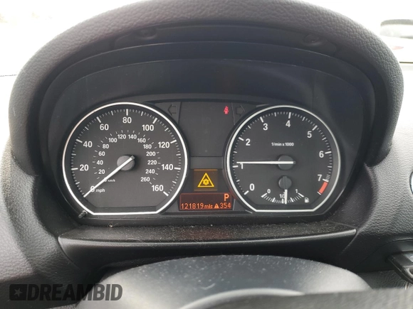 2011 BMW 1 Series 128i z VIN WBAUP9C52BVL89574, wystawiony jako Copart lot #43713545 z przebiegiem 121 819 mil mil oraz Szkody całkowita. Historia ofert i sprzedaży dostępna na DreamBid. Obrazek 9.