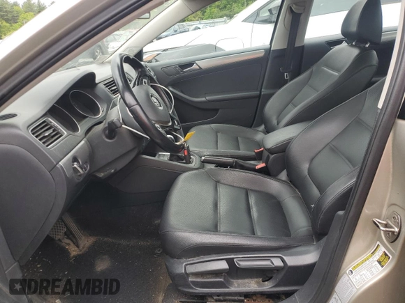 2015 Volkswagen Jetta SE z VIN 3VWD17AJ3FM232299, wystawiony jako Copart lot #57252465 z przebiegiem 128 882 mil mil oraz Szkoda całkowita • Salvage title. Historia ofert i sprzedaży dostępna na DreamBid. Obrazek 7.