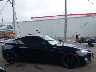 2016 Scion FR-S z VIN JF1ZNAA12G8708385, wystawiony jako IAAI lot #42191353 z przebiegiem 92 197 mil mil oraz . Historia ofert i sprzedaży dostępna na DreamBid. Obrazek 13.