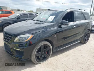 2014 Mercedes-Benz M 63 AMG z VIN 4JGDA7EB5EA320042, wystawiony jako IAAI lot #41798059 z przebiegiem 111 866 mil mil oraz . Historia ofert i sprzedaży dostępna na DreamBid. Obrazek 19.