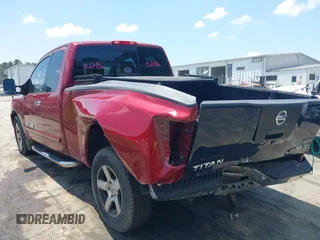 2006 Nissan Titan SE z VIN 1N6BA06B76N526911, wystawiony jako IAAI lot #42568371 z przebiegiem 215 140 mil mil oraz . Historia ofert i sprzedaży dostępna na DreamBid. Obrazek 6.
