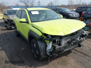 2024 Hyundai Kona SEL z VIN KM8HBCAB1RU090307, wystawiony jako IAAI lot #41757473 z przebiegiem 10 112 mil mil oraz . Historia ofert i sprzedaży dostępna na DreamBid. Obrazek 1.