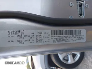 2020 Jeep Compass Altitude z VIN 3C4NJCBB6LT235321, wystawiony jako IAAI lot #42497160 z przebiegiem 25 615 mil mil oraz . Historia ofert i sprzedaży dostępna na DreamBid. Obrazek 9.