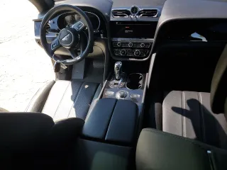 2021 Bentley Bentayga V8 z VIN SJAAM2ZVXMC032804, wystawiony jako Copart lot #70631504 z przebiegiem 37 960 mil mil oraz Szkoda całkowita • Salvage title. Historia ofert i sprzedaży dostępna na DreamBid. Obrazek 8.