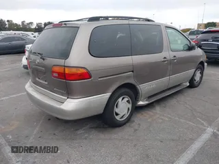 1998 Toyota Sienna LE with VIN 4T3ZF13C4WU047568, listed as a IAAI auction lot 42062449 with 130,019 mi miles. Bid and sale history available at carsss.com. Image 4.