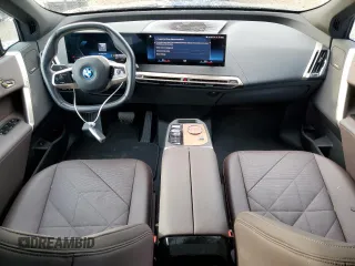 2022 BMW iX xDrive50 z VIN WB523CF05NCK47671, wystawiony jako Copart lot #69265573 z przebiegiem 13 090 mil mil oraz . Historia ofert i sprzedaży dostępna na DreamBid. Obrazek 8.