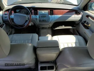 2005 Lincoln Town Car Signature z VIN 1LNHM81W25Y636545, wystawiony jako Copart lot #54044505 z przebiegiem 135 646 mil mil oraz Szkoda całkowita • Salvage title. Historia ofert i sprzedaży dostępna na DreamBid. Obrazek 8.