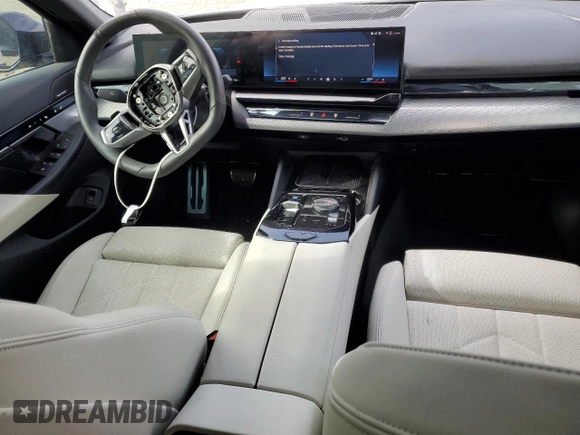 2024 BMW i5 eDrive40 z VIN WBY33FK03RCR93119, wystawiony jako Copart lot #43586895 z przebiegiem 2 266 mil mil oraz Szkoda całkowita • Salvage title. Historia ofert i sprzedaży dostępna na DreamBid. Obrazek 8.