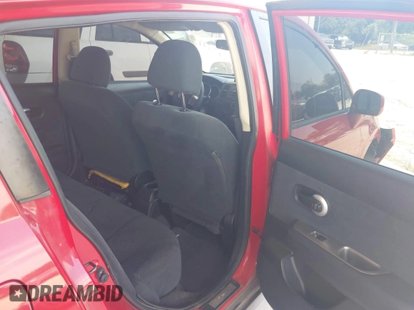 2011 Nissan Versa S z VIN 3N1BC1CP0BL505284, wystawiony jako IAAI lot #42375919 z przebiegiem 105 571 mil mil oraz . Historia ofert i sprzedaży dostępna na DreamBid. Obrazek 8.