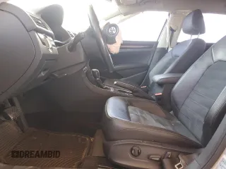 2015 Volkswagen Passat SEL Premium z VIN 1VWCV7A33FC046538, wystawiony jako Copart lot #57915835 z przebiegiem 155 443 mil mil oraz Szkoda całkowita • Salvage title. Historia ofert i sprzedaży dostępna na DreamBid. Obrazek 7.