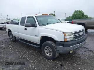 2005 Chevrolet Silverado 3500 z VIN 1GCHK39U75E196856, wystawiony jako IAAI lot #42270278 z przebiegiem Nie podano mil oraz . Historia ofert i sprzedaży dostępna na DreamBid. Obrazek 1.