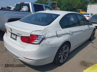 2013 BMW 3 Series 328i xDrive z VIN WBA3B5C54DF591560, wystawiony jako IAAI lot #42541081 z przebiegiem 128 429 mil mil oraz . Historia ofert i sprzedaży dostępna na DreamBid. Obrazek 4.