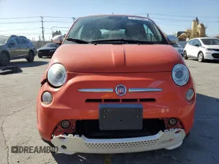 2014 FIAT 500e z VIN 3C3CFFGE1ET266948, wystawiony jako Copart lot #57137835 z przebiegiem 86 013 mil mil oraz Tytuł czysty. Historia ofert i sprzedaży dostępna na DreamBid. Obrazek 5.