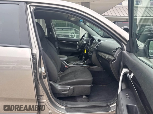 2014 Kia Sorento LX z VIN 5XYKTCA69EG542686, wystawiony jako IAAI lot #42475453 z przebiegiem 128 962 mil mil oraz . Historia ofert i sprzedaży dostępna na DreamBid. Obrazek 5.