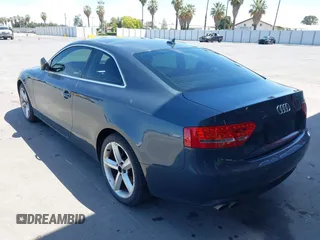 2010 Audi A5 Premium Plus z VIN WAULFAFR9AA080768, wystawiony jako IAAI lot #42375334 z przebiegiem 129 599 mil mil oraz . Historia ofert i sprzedaży dostępna na DreamBid. Obrazek 3.