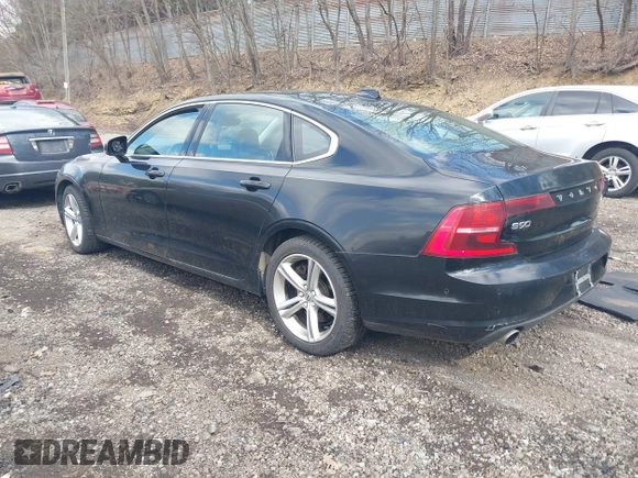 2018 Volvo S90 Momentum with VIN LVY982MK6JP036297, listed as a IAAI auction lot 42094817 with 285,693 mi miles. Bid and sale history available at carsss.com. Image 3.