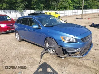 2015 Volvo V60 T5 Drive-E Premier z VIN YV140MEKXF1271986, wystawiony jako IAAI lot #42452328 z przebiegiem 121 956 mil mil oraz . Historia ofert i sprzedaży dostępna na DreamBid. Obrazek 1.
