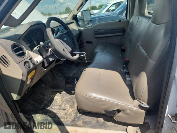 2008 Ford F-450 XL z VIN 1FDXF47R08EE56101, wystawiony jako Copart lot #64378555 z przebiegiem 51 314 mil mil oraz Czysty tytuł • Clean title. Historia ofert i sprzedaży dostępna na DreamBid. Obrazek 7.