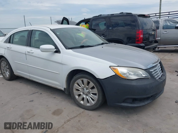 2013 Chrysler 200 LX z VIN 1C3CCBABXDN636194, wystawiony jako IAAI lot #42473918 z przebiegiem 162 609 mil mil oraz . Historia ofert i sprzedaży dostępna na DreamBid. Obrazek 1.