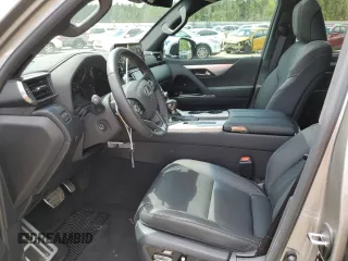 2023 Lexus LX 600 F Sport z VIN JTJMB7CX1P4016737, wystawiony jako Copart lot #50453333 z przebiegiem 2 083 mil mil oraz . Historia ofert i sprzedaży dostępna na DreamBid. Obrazek 7.