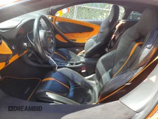 2017 McLaren 570S z VIN SBM13DAA7HW001866, wystawiony jako Copart lot #59182654 z przebiegiem 32 951 mil mil oraz Szkody całkowita. Historia ofert i sprzedaży dostępna na DreamBid. Obrazek 7.