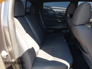 2017 Toyota Tacoma SR5 z VIN 3TMCZ5AN4HM052380, wystawiony jako IAAI lot #42277918 z przebiegiem 62 238 mil mil oraz . Historia ofert i sprzedaży dostępna na DreamBid. Obrazek 8.
