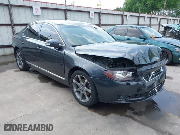 2011 Volvo S80 3.2L with VIN YV1952AS1B1138075, listed as a IAAI auction lot 41918597 with 192,441 mi miles. Bid and sale history available at carsss.com. Image 1.