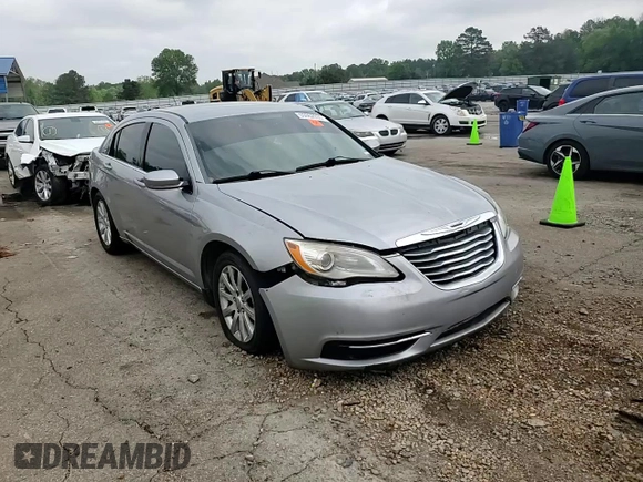 2013 Chrysler 200 Touring z VIN 1C3CCBBG8DN528490, wystawiony jako Copart lot #53862035 z przebiegiem 187 812 mil mil oraz Szkoda całkowita • Salvage title. Historia ofert i sprzedaży dostępna na DreamBid. Obrazek 13.