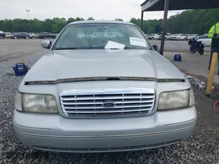 2000 Ford Crown Victoria with VIN 2FAFP73W6YX194471, listed as a IAAI auction lot 42102220 with 131,855 mi miles. Bid and sale history available at carsss.com. Image 12.