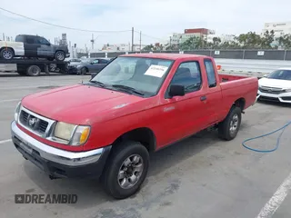1998 Nissan Frontier XE z VIN 1N6DD26S9WC313482, wystawiony jako IAAI lot #42248356 z przebiegiem 285 719 mil mil oraz . Historia ofert i sprzedaży dostępna na DreamBid. Obrazek 2.