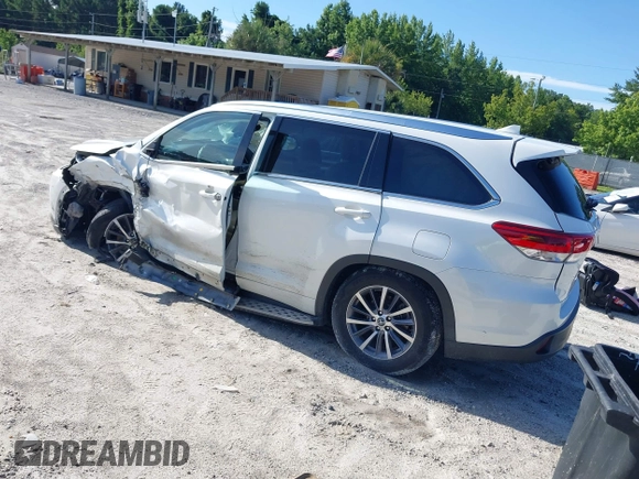 2017 Toyota Highlander XLE with VIN 5TDKZRFH4HS525085, listed as a IAAI auction lot 42506385 with 84,581 mi miles and . Bid and sale history available at DreamBid. Image 3.