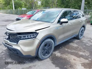 2021 Kia Sorento LX z VIN 5XYRG4LC3MG005807, wystawiony jako IAAI lot #42204914 z przebiegiem 51 628 mil mil oraz . Historia ofert i sprzedaży dostępna na DreamBid. Obrazek 2.