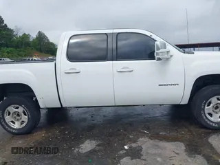 2010 GMC Sierra 1500 SLT z VIN 3GTRKWE37AG184132, wystawiony jako IAAI lot #42106936 z przebiegiem 243 711 mil mil oraz . Historia ofert i sprzedaży dostępna na DreamBid. Obrazek 13.