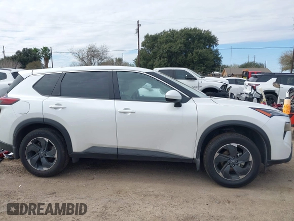2024 Nissan Rogue SV z VIN JN8BT3BA3RW359753, wystawiony jako IAAI lot #41414024 z przebiegiem 5 038 mil mil oraz . Historia ofert i sprzedaży dostępna na DreamBid. Obrazek 14.
