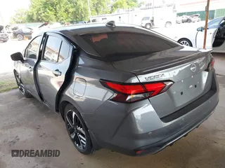 2024 Nissan Versa SR z VIN 3N1CN8FV4RL819340, wystawiony jako IAAI lot #41932319 z przebiegiem 32 692 mil mil oraz . Historia ofert i sprzedaży dostępna na DreamBid. Obrazek 3.